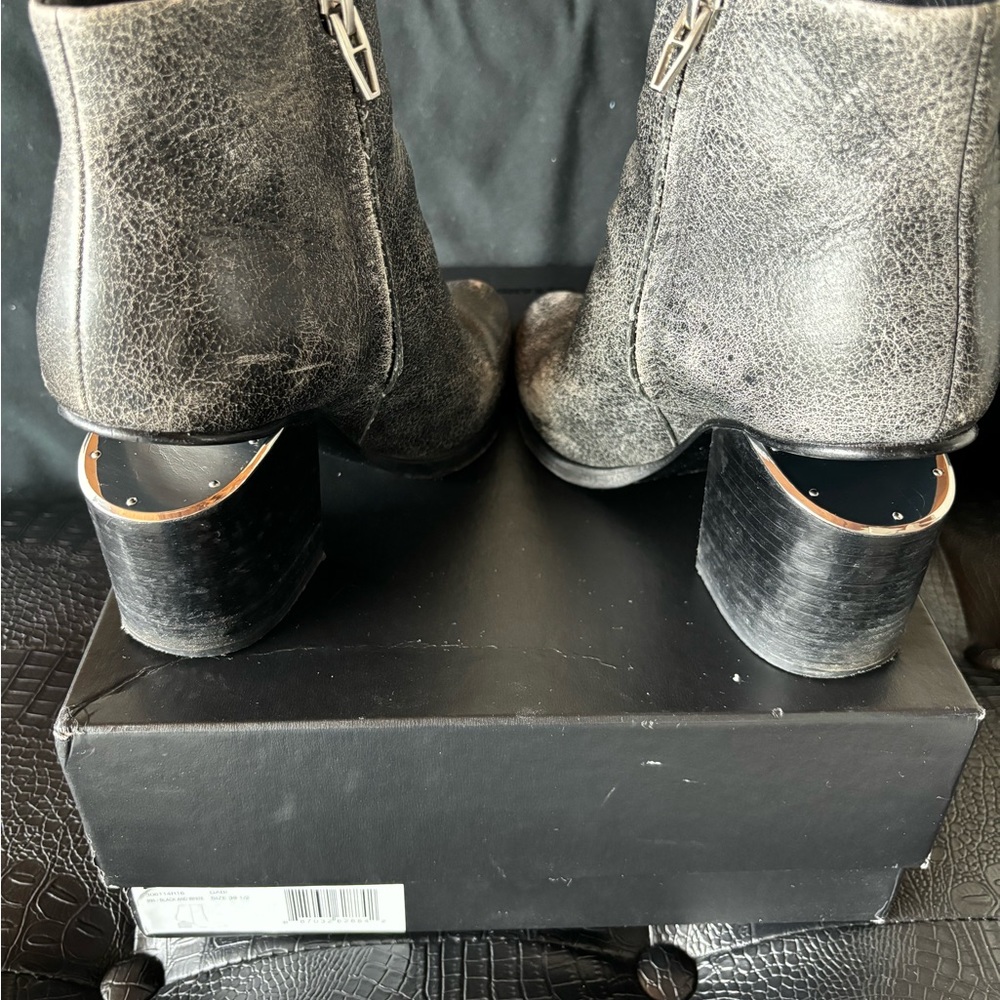 Super unique Gabi booties - Picture 2 of 5